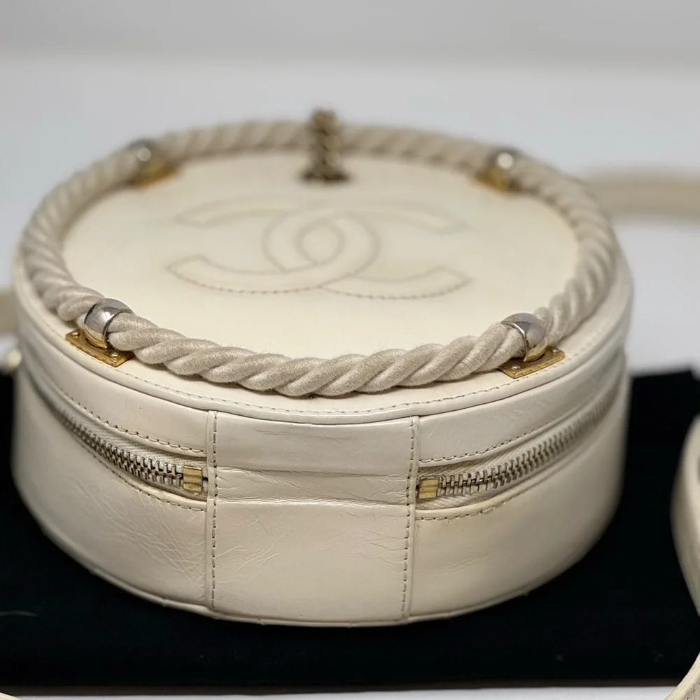 💎💯Authentic CHANEL Trendy CC Vanity Leather Bag (off white)